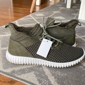 Womens Tennis Shoes 💚